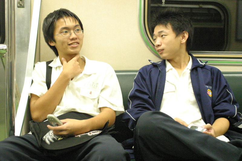 台灣鐵路旅遊攝影街拍帥哥對話旅客2005-10-14攝影照片17