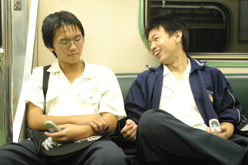 台灣鐵路旅遊攝影街拍帥哥對話旅客2005-10-14攝影照片18