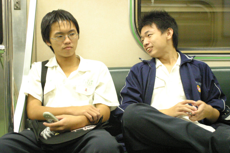 台灣鐵路旅遊攝影街拍帥哥對話旅客2005-10-14攝影照片19