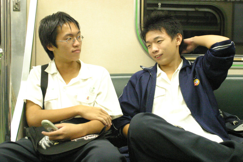 台灣鐵路旅遊攝影街拍帥哥對話旅客2005-10-14攝影照片20