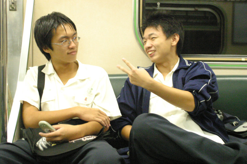 台灣鐵路旅遊攝影街拍帥哥對話旅客2005-10-14攝影照片21