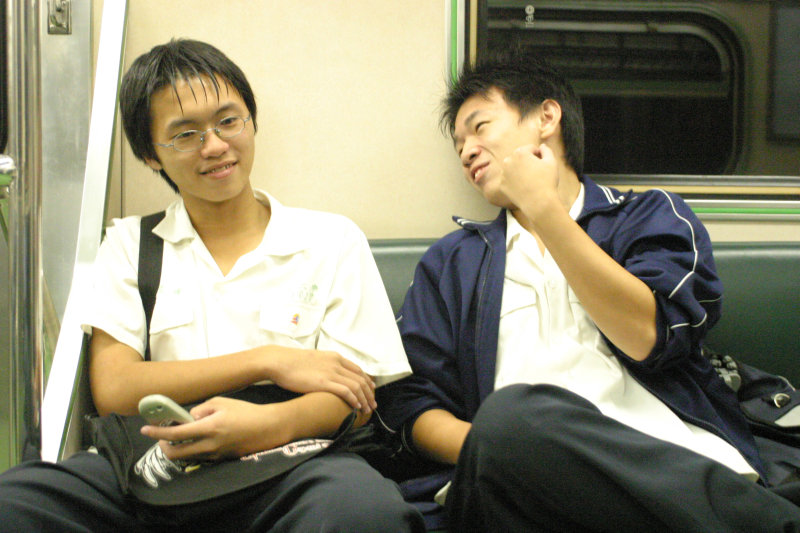 台灣鐵路旅遊攝影街拍帥哥對話旅客2005-10-14攝影照片22