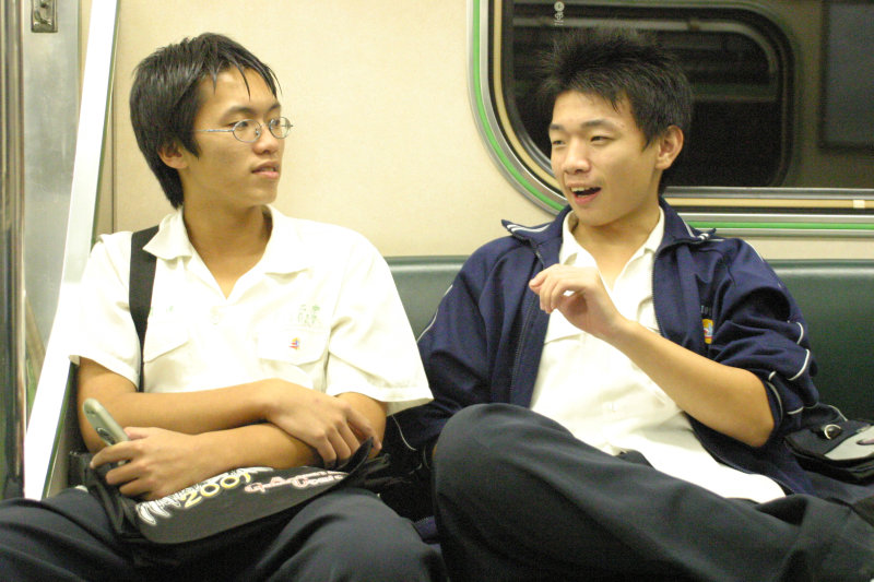 台灣鐵路旅遊攝影街拍帥哥對話旅客2005-10-14攝影照片23