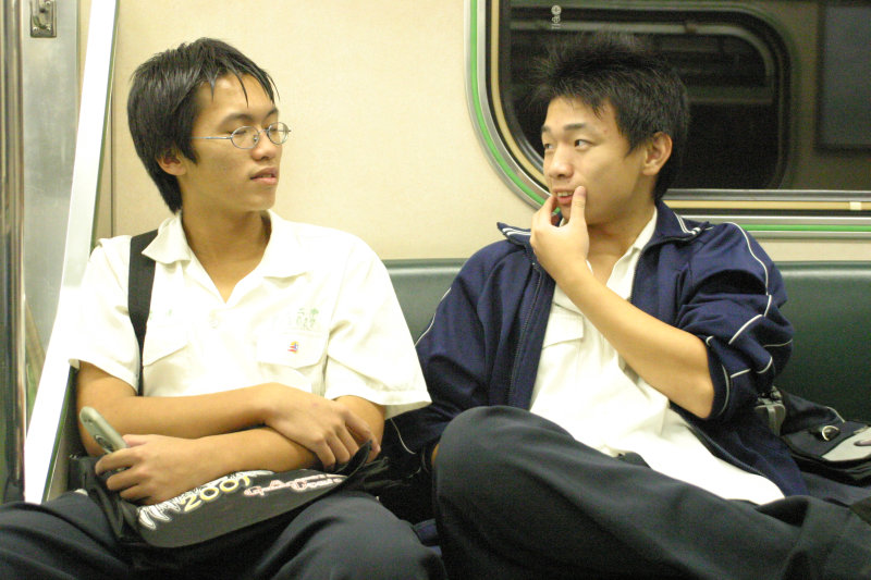 台灣鐵路旅遊攝影街拍帥哥對話旅客2005-10-14攝影照片24