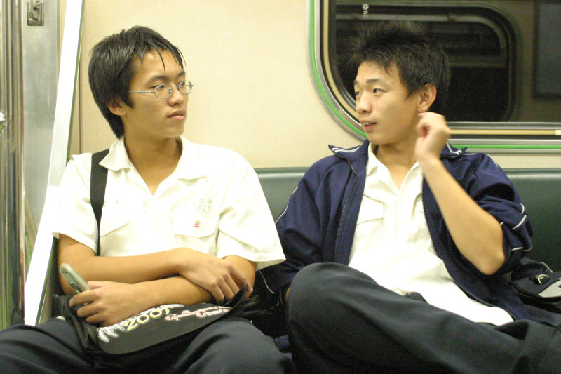 台灣鐵路旅遊攝影街拍帥哥對話旅客2005-10-14攝影照片25