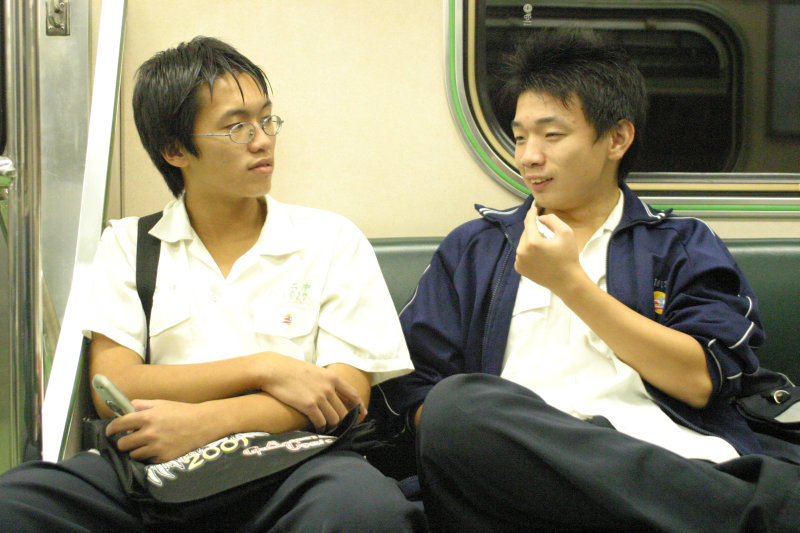 台灣鐵路旅遊攝影街拍帥哥對話旅客2005-10-14攝影照片26