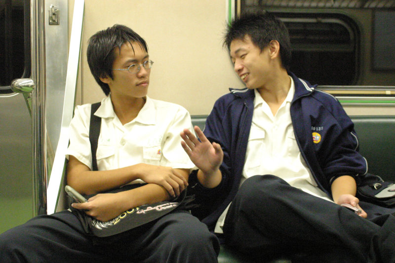 台灣鐵路旅遊攝影街拍帥哥對話旅客2005-10-14攝影照片27