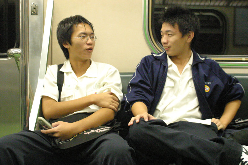 台灣鐵路旅遊攝影街拍帥哥對話旅客2005-10-14攝影照片28