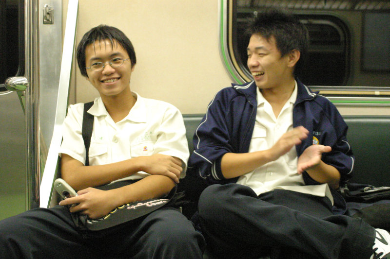 台灣鐵路旅遊攝影街拍帥哥對話旅客2005-10-14攝影照片29