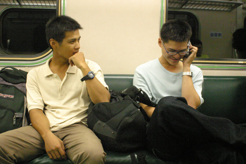 台灣鐵路旅遊攝影街拍帥哥對話旅客2005-10-21攝影照片1