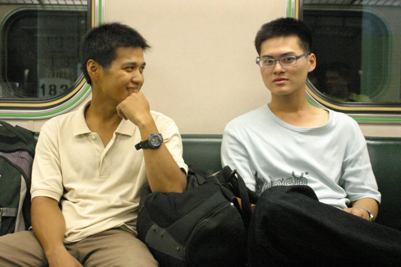 台灣鐵路旅遊攝影街拍帥哥對話旅客2005-10-21攝影照片2