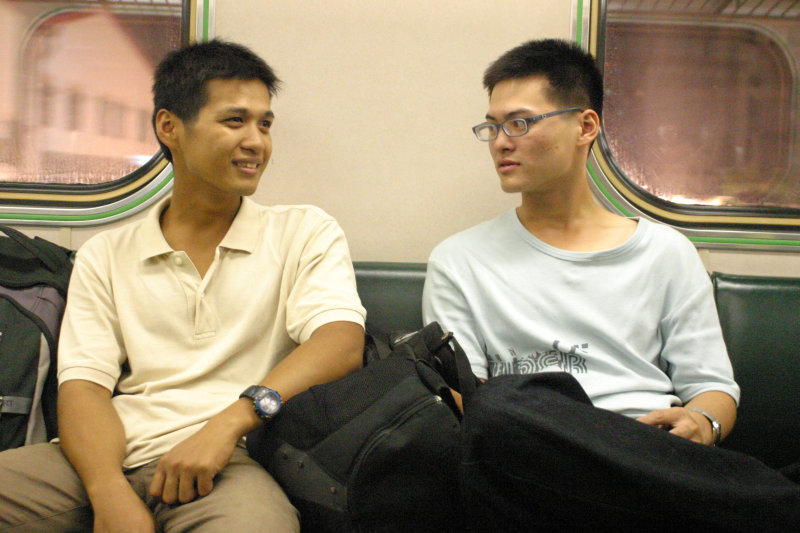 台灣鐵路旅遊攝影街拍帥哥對話旅客2005-10-21攝影照片5