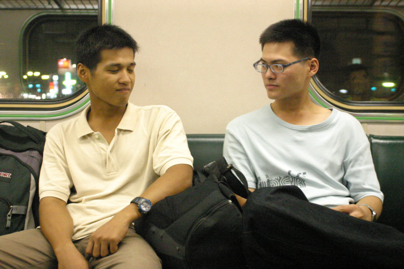 台灣鐵路旅遊攝影街拍帥哥對話旅客2005-10-21攝影照片6