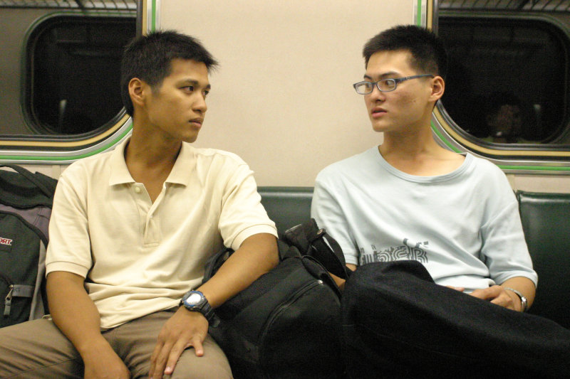 台灣鐵路旅遊攝影街拍帥哥對話旅客2005-10-21攝影照片8