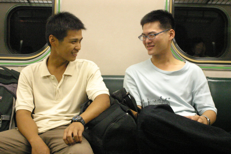 台灣鐵路旅遊攝影街拍帥哥對話旅客2005-10-21攝影照片10