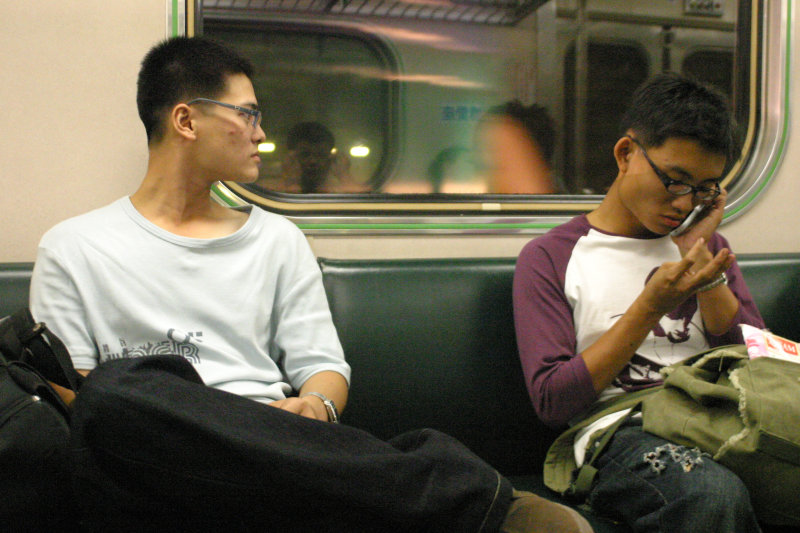台灣鐵路旅遊攝影街拍帥哥對話旅客2005-10-21攝影照片11