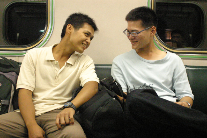 台灣鐵路旅遊攝影街拍帥哥對話旅客2005-10-21攝影照片12