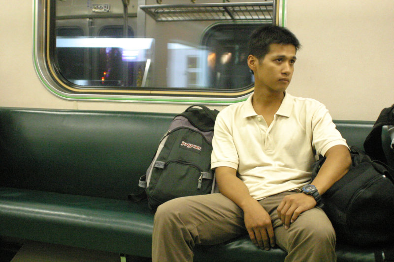 台灣鐵路旅遊攝影街拍帥哥對話旅客2005-10-21攝影照片13