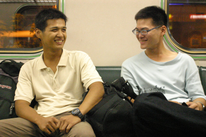 台灣鐵路旅遊攝影街拍帥哥對話旅客2005-10-21攝影照片14