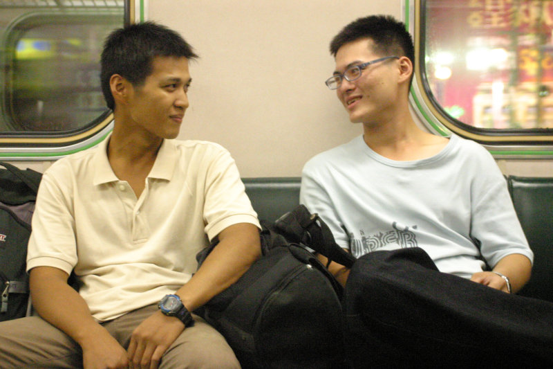 台灣鐵路旅遊攝影街拍帥哥對話旅客2005-10-21攝影照片16