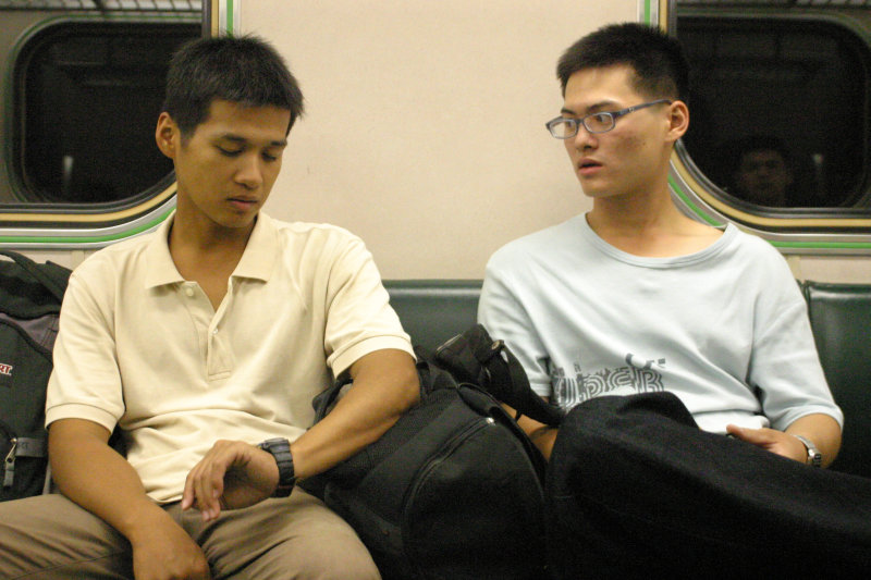 台灣鐵路旅遊攝影街拍帥哥對話旅客2005-10-21攝影照片17