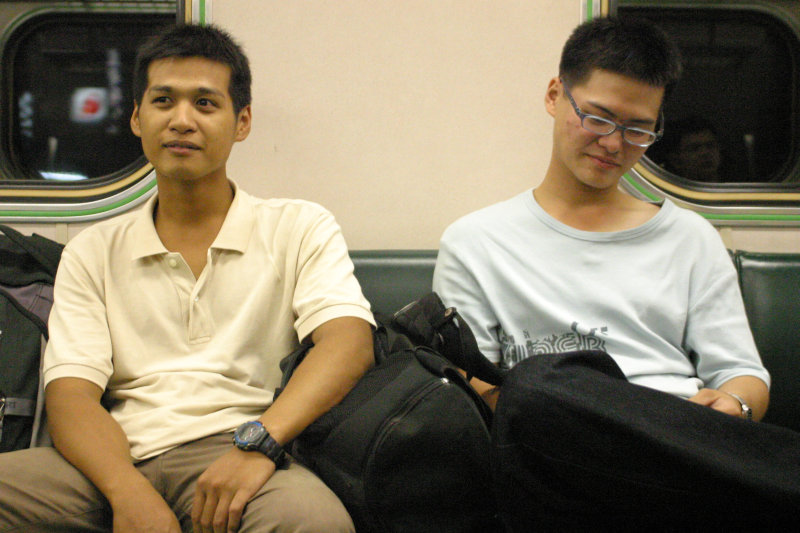 台灣鐵路旅遊攝影街拍帥哥對話旅客2005-10-21攝影照片19