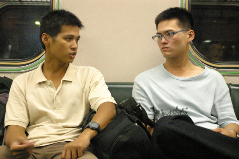 台灣鐵路旅遊攝影街拍帥哥對話旅客2005-10-21攝影照片21