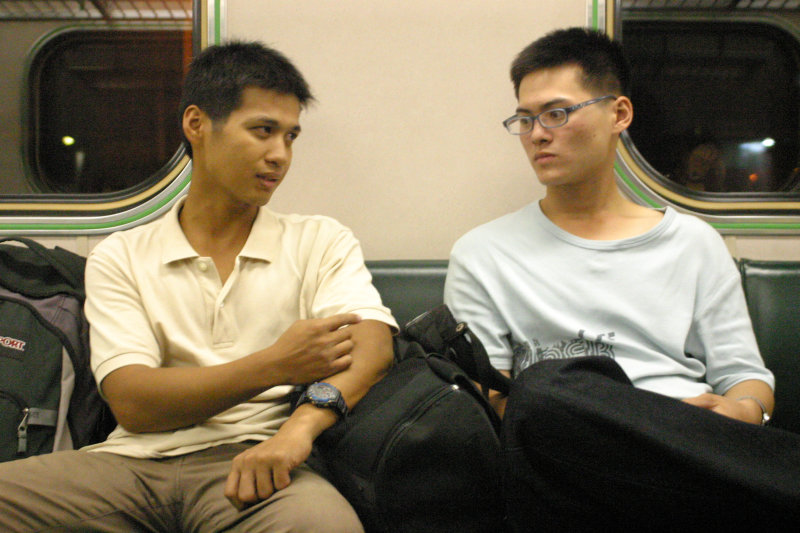 台灣鐵路旅遊攝影街拍帥哥對話旅客2005-10-21攝影照片22