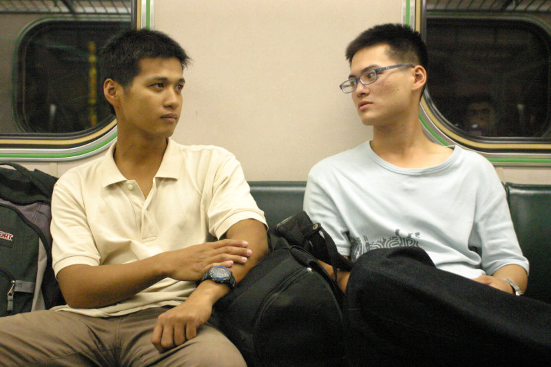 台灣鐵路旅遊攝影街拍帥哥對話旅客2005-10-21攝影照片24