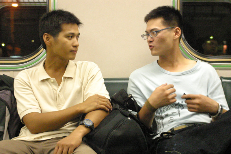 台灣鐵路旅遊攝影街拍帥哥對話旅客2005-10-21攝影照片26