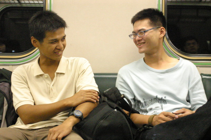 台灣鐵路旅遊攝影街拍帥哥對話旅客2005-10-21攝影照片27