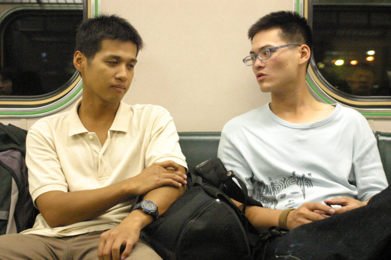 台灣鐵路旅遊攝影街拍帥哥對話旅客2005-10-21攝影照片28
