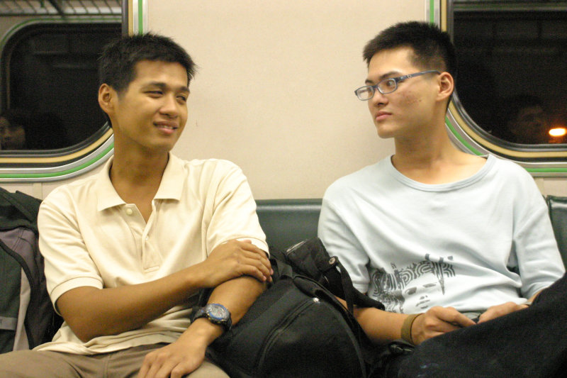 台灣鐵路旅遊攝影街拍帥哥對話旅客2005-10-21攝影照片29