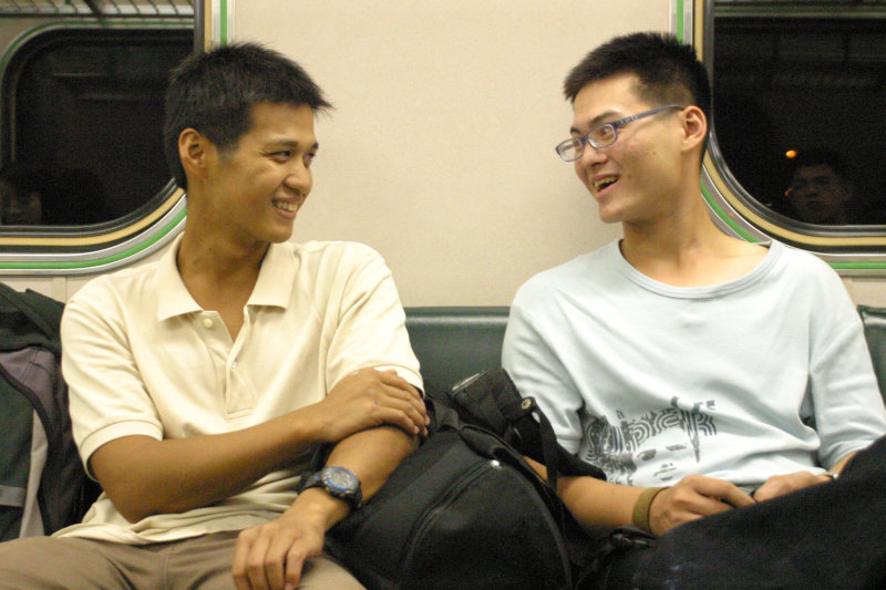 台灣鐵路旅遊攝影街拍帥哥對話旅客2005-10-21攝影照片30