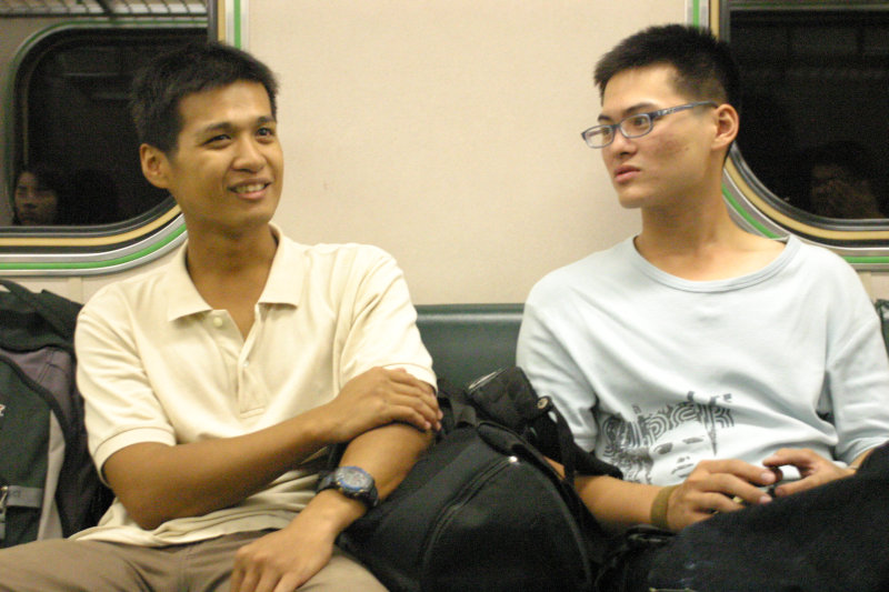 台灣鐵路旅遊攝影街拍帥哥對話旅客2005-10-21攝影照片33