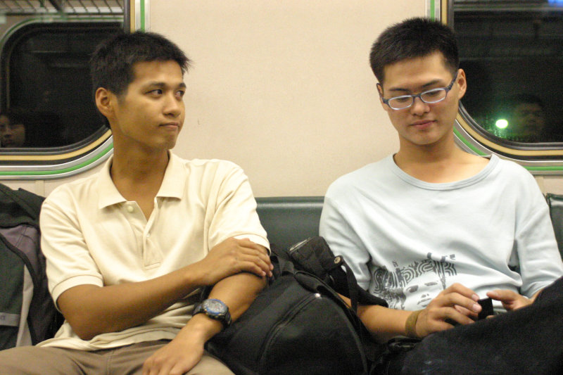 台灣鐵路旅遊攝影街拍帥哥對話旅客2005-10-21攝影照片34