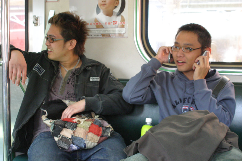 台灣鐵路旅遊攝影街拍帥哥對話旅客2005-12-24攝影照片4