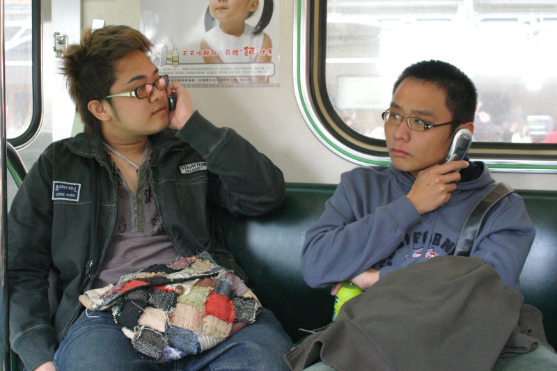 台灣鐵路旅遊攝影街拍帥哥對話旅客2005-12-24攝影照片6