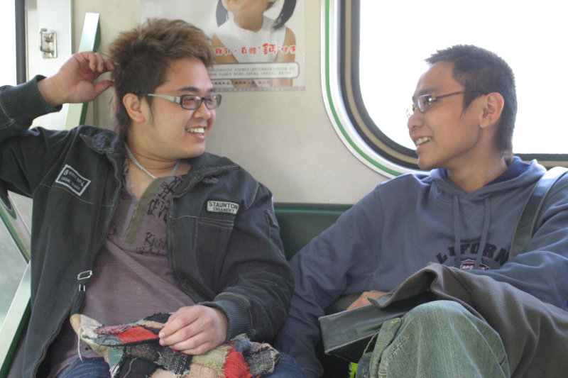 台灣鐵路旅遊攝影街拍帥哥對話旅客2005-12-24攝影照片7