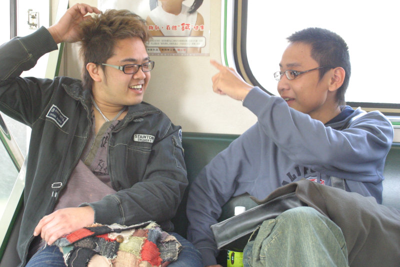 台灣鐵路旅遊攝影街拍帥哥對話旅客2005-12-24攝影照片9
