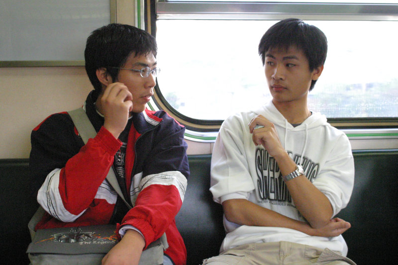 台灣鐵路旅遊攝影街拍帥哥對話旅客2006-01-03攝影照片1