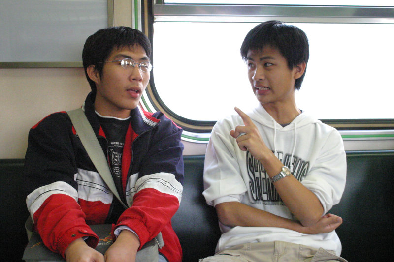 台灣鐵路旅遊攝影街拍帥哥對話旅客2006-01-03攝影照片2