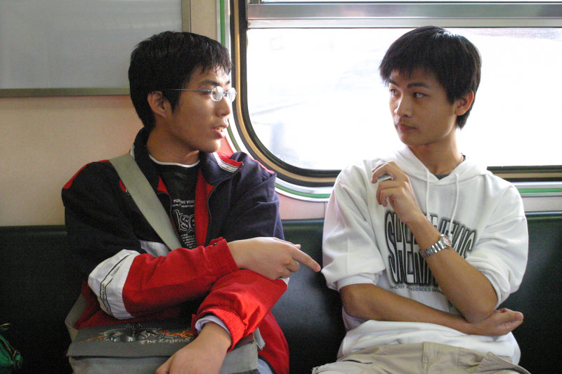 台灣鐵路旅遊攝影街拍帥哥對話旅客2006-01-03攝影照片3