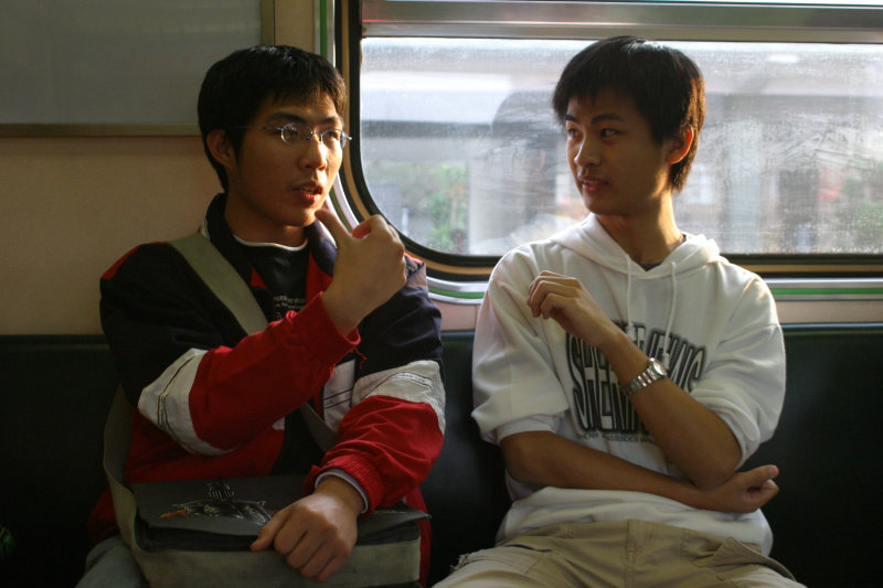 台灣鐵路旅遊攝影街拍帥哥對話旅客2006-01-03攝影照片6