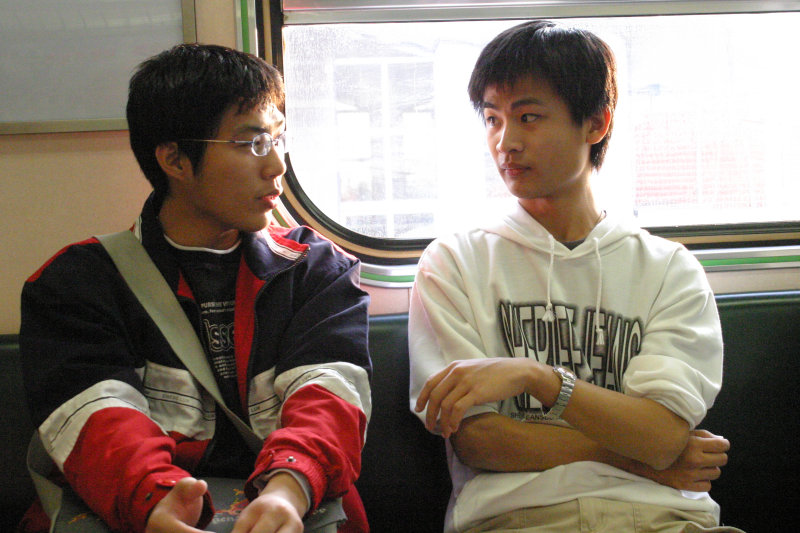 台灣鐵路旅遊攝影街拍帥哥對話旅客2006-01-03攝影照片10