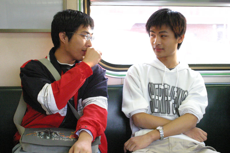 台灣鐵路旅遊攝影街拍帥哥對話旅客2006-01-03攝影照片12