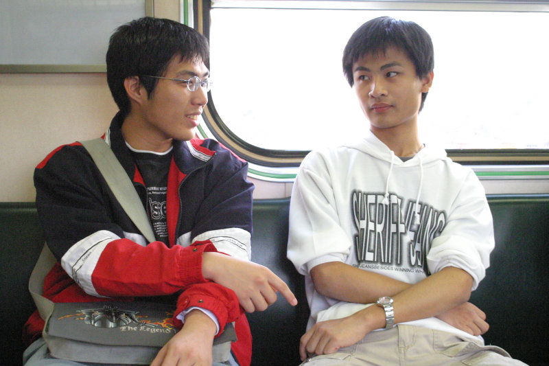 台灣鐵路旅遊攝影街拍帥哥對話旅客2006-01-03攝影照片14