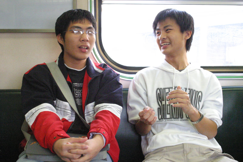 台灣鐵路旅遊攝影街拍帥哥對話旅客2006-01-03攝影照片16