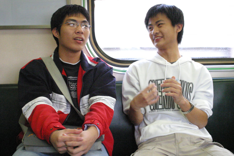 台灣鐵路旅遊攝影街拍帥哥對話旅客2006-01-03攝影照片17