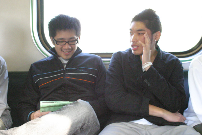 台灣鐵路旅遊攝影街拍帥哥對話旅客2006-01-31攝影照片2